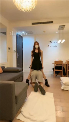 【悠米S】和姐姐玩弄毯子，鞋底喂食骑马 YC-230419-7