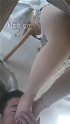 图片[9]_【扫楼小神】桌下视角-女神丝袜皮靴踩_HD绳艺资源