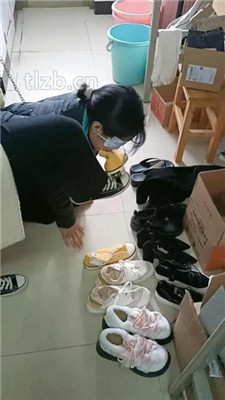 【台湾踩踏俱乐部】台灣踩踏俱乐部 蕾公主的人体鞋架践踏舞蹈