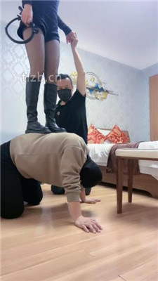 蜜蜜厚黑丝踩脸闻脚POV