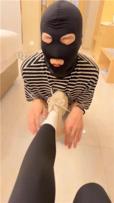 图片[2]_【琳儿】闻白袜-鞋窝/碾压狗爪/插嘴/捂脸窒息/骑狗脖/喂口水_HD绳艺资源