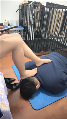图片[2]_【冰色】肥奴闻舔高跟肉丝脚/揪耳朵踩踏_HD绳艺资源