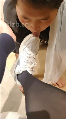【舒苒】小白鞋丝袜踩踏喂食/伺候沐足_HD绳艺资源