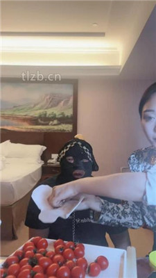 图片[17]_【小月牙】贵妇玩狗-吃口水闻享受/舔鞋/丝袜塞嘴/物化人体托盘_HD绳艺资源