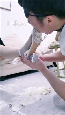 图片[10]_【甜桃】给狗过生日-踩踏蛋糕喂食-口水圣水_HD绳艺资源