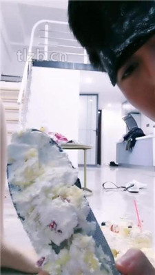 图片[15]_【甜桃】给狗过生日-踩踏蛋糕喂食-口水圣水_HD绳艺资源