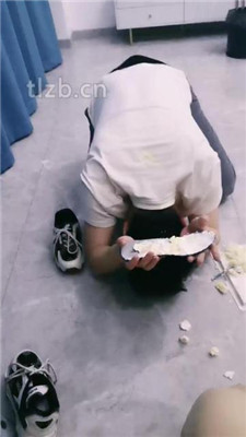 图片[16]_【甜桃】给狗过生日-踩踏蛋糕喂食-口水圣水_HD绳艺资源