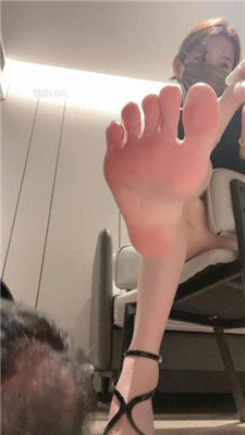 图片[19]_【阿月大王】狂舔裸足插嘴/高跟凉鞋踩虐_HD绳艺资源