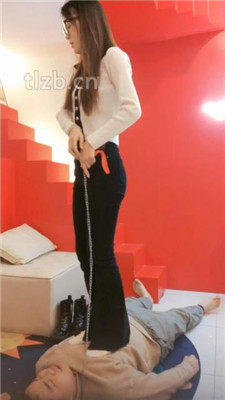 图片[10]_【尤物大大】骑马爬行/艺术闻超臭靴子棉袜/碾压狗爪/踩踏喂食_HD绳艺资源