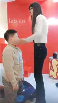 图片[18]_【尤物大大】骑马爬行/艺术闻超臭靴子棉袜/碾压狗爪/踩踏喂食_HD绳艺资源