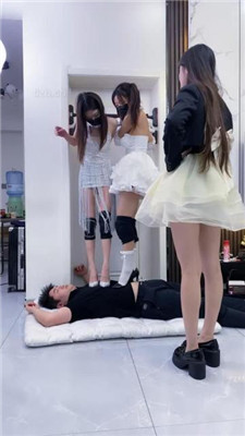 图片[18]_【麋鹿银儿】奴下奴双女慕-接吻轮流浓痰吐脸/骑马/三人踩踏_HD绳艺资源