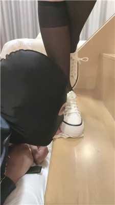 图片[11]_【桃子sama】小白鞋踩踏提档/脚喂酸奶_HD绳艺资源