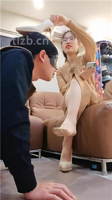 【嘉妮】揪耳朵/闻舔高跟肉丝美腿/伺候沐足【双视角版】_HD绳艺资源