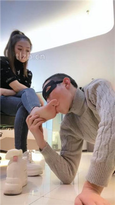 图片[15]_【魅儿】小白鞋碾压狗爪/白袜脚辱狗/胯下奴/裸足插嘴_HD绳艺资源