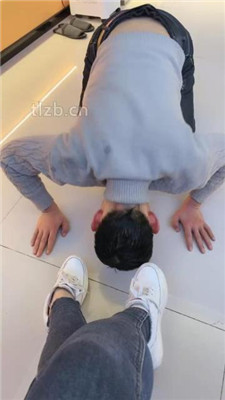 图片[18]_【魅儿】小白鞋碾压狗爪/白袜脚辱狗/胯下奴/裸足插嘴_HD绳艺资源