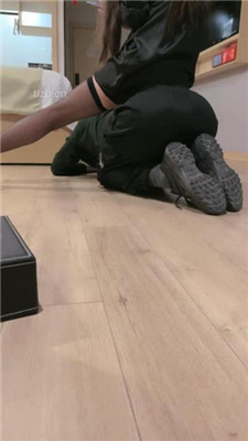 图片[13]_【烁烁】坐脸窒息/转胯sp/跪舔黑丝高跟/踩踏喂食_HD绳艺资源