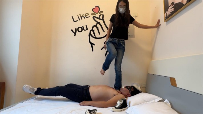 图片[2]_【无双sama】牛仔裤匡威裸足踩踏_HD绳艺资源