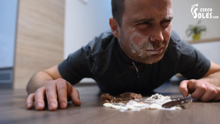 图片[12]_贱狗跪地舔食可爱小美女踩烂的蛋糕！鞋底和脚趾缝里的全舔净！_HD绳艺资源