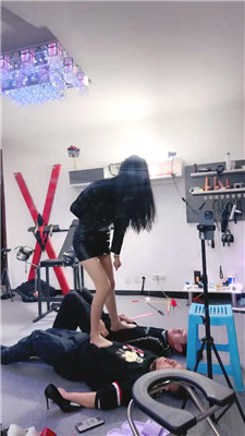 图片[17]_【尤金女皇】抽耳光/藤条训练/踩踏/虐乳舔臭脚_HD绳艺资源