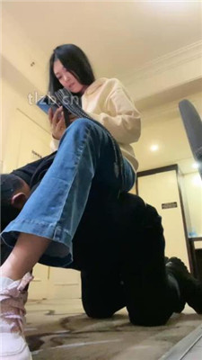 图片[6]_【佳佳】运动鞋白袜踩虐/骑马遛狗_HD绳艺资源