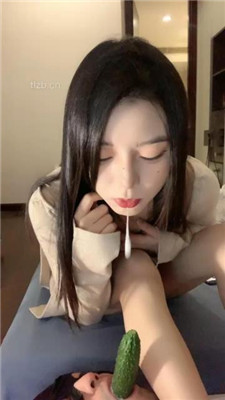 图片[3]_【宝爷】裸足美腿玩虐-黄瓜插嘴_HD绳艺资源