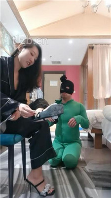 图片[10]_【冷御绳艺导师】胯下遛狗/脚喂食/踩踏/品尝臭脚_HD绳艺资源