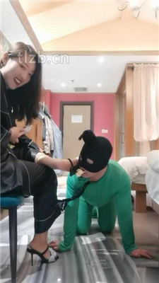 图片[16]_【冷御绳艺导师】胯下遛狗/脚喂食/踩踏/品尝臭脚_HD绳艺资源