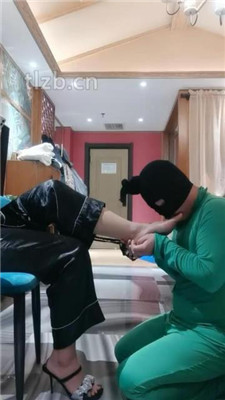 图片[17]_【冷御绳艺导师】胯下遛狗/脚喂食/踩踏/品尝臭脚_HD绳艺资源