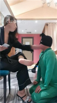 图片[19]_【冷御绳艺导师】胯下遛狗/脚喂食/踩踏/品尝臭脚_HD绳艺资源