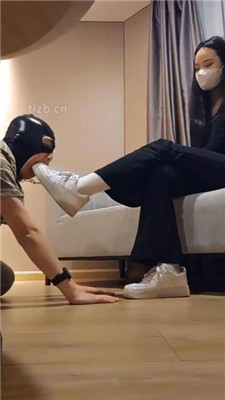 图片[2]_【广州上头姐妹s】跪舔小白鞋白袜/踩踏/裸足插嘴_HD绳艺资源