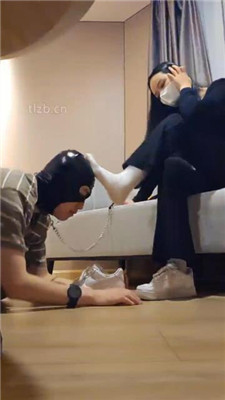 图片[4]_【广州上头姐妹s】跪舔小白鞋白袜/踩踏/裸足插嘴_HD绳艺资源