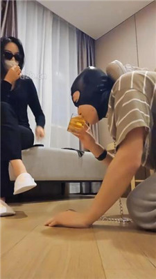 图片[15]_【广州上头姐妹s】跪舔小白鞋白袜/踩踏/裸足插嘴_HD绳艺资源