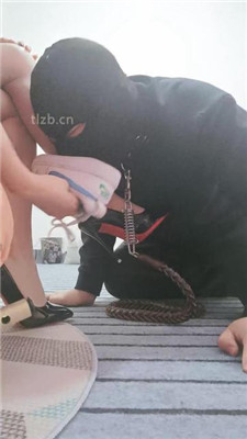 图片[6]_【bibi团】闻香水发骚/转胯/高跟崇拜/舔运动鞋底_HD绳艺资源