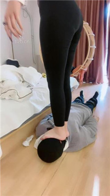 图片[20]_【琪琪美美子】调03年小奶狗-跪舔长靴/踩踏骑马/钻胯_HD绳艺资源