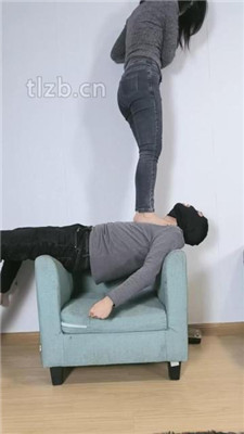 图片[2]_【稚主】裸足全体重踩人体桥梁/臭脚捂脸/脚插嘴_HD绳艺资源