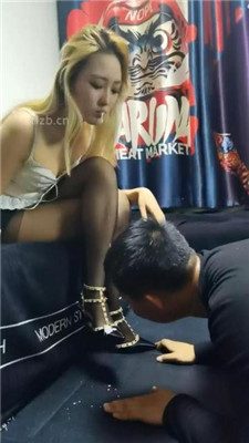 图片[4]_【丝温】跪舔铆钉高跟黑丝/臭脚喂食/骑马转胯踩踏_HD绳艺资源