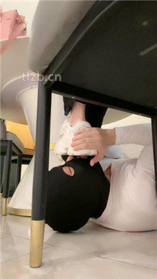 【亚兮】桌底狂舔脏鞋臭袜/坐脸窒息_HD绳艺资源