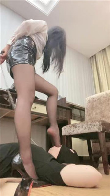 图片[9]_【甜一】狗链拴狗-黑丝高跟美腿诱惑-踩踏插嘴_HD绳艺资源