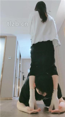 图片[2]_【妮蔻】短靴女神碾压踩/胯下辱/清理脏鞋/深喉/黑船袜捂脸_HD绳艺资源