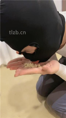 图片[11]_【欣然莫】雪地靴玩虐/耳光/喂食/口水/人体烟灰缸_HD绳艺资源