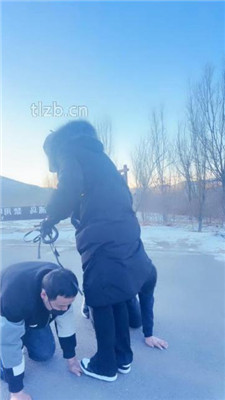 图片[13]_【沐夏夜】户外景区溜双狗_HD绳艺资源