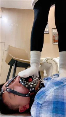 图片[18]_【甜味药丸】白袜瑜伽裤-口枷塞嘴/踩狗头狗爪/舔脏鞋底_HD绳艺资源