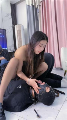 图片[13]_【麋鹿银儿】双母畜-人肉座椅/狗链遛狗/超重口喂食/全体重踩踏_HD绳艺资源