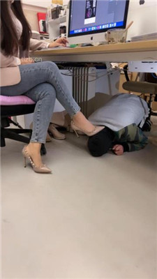 【喵主】桌底视角-胯下辱/铆钉高跟碾压踩/臭脚捂脸_HD绳艺资源