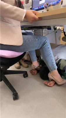 图片[2]_【喵主】桌底视角-胯下辱/铆钉高跟碾压踩/臭脚捂脸_HD绳艺资源