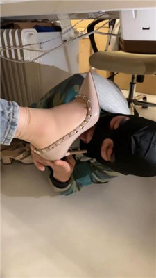图片[4]_【喵主】桌底视角-胯下辱/铆钉高跟碾压踩/臭脚捂脸_HD绳艺资源