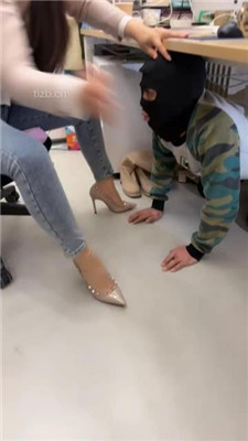 图片[6]_【喵主】桌底视角-胯下辱/铆钉高跟碾压踩/臭脚捂脸_HD绳艺资源