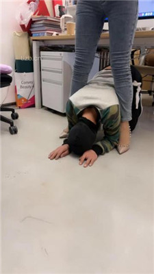 图片[10]_【喵主】桌底视角-胯下辱/铆钉高跟碾压踩/臭脚捂脸_HD绳艺资源