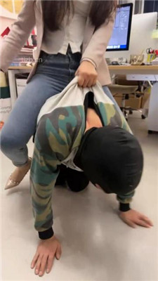 图片[11]_【喵主】桌底视角-胯下辱/铆钉高跟碾压踩/臭脚捂脸_HD绳艺资源