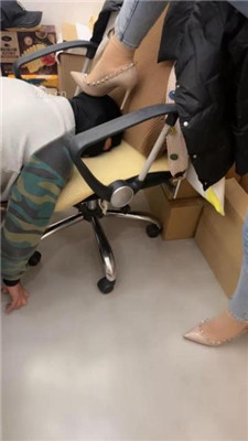 图片[15]_【喵主】桌底视角-胯下辱/铆钉高跟碾压踩/臭脚捂脸_HD绳艺资源